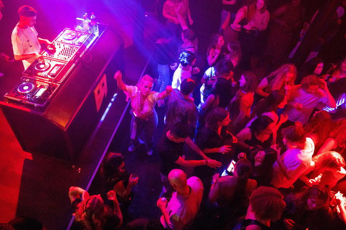 Cts, possibile riaprire le discoteche con pass e 35% di capienza