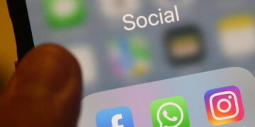 Scopri come l’uso dei social network influenza bambini e adolescenti: benefici, rischi e consigli per un uso consapevole e sicuro.