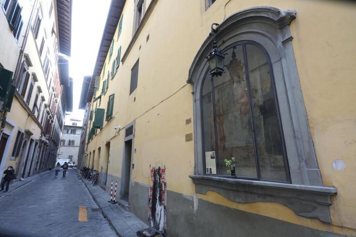 Dona restauro edicola del ‘300 a marito per compleanno