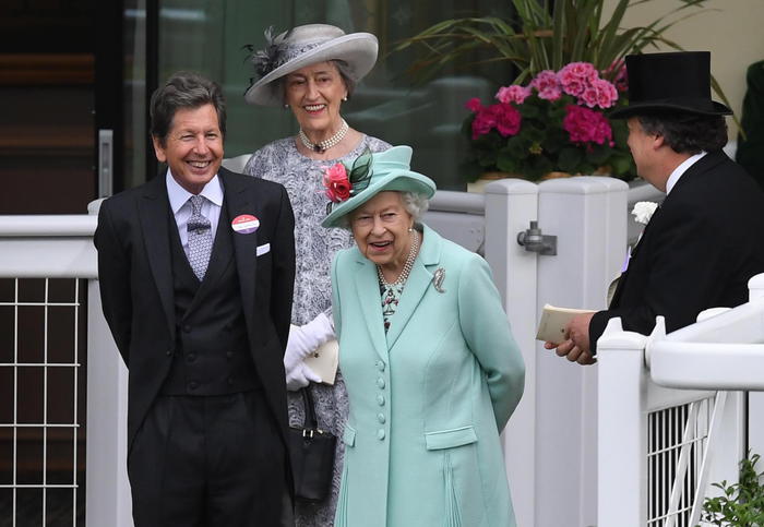 Gb: ultimo gossip sulla regina, i medici le vietano i Martini