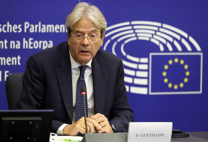 Paolo Gentiloni ha affermato di non vedere più alcun motivo per cui i governi introducano un mandato generale per il vaccino contro il coronavirus,