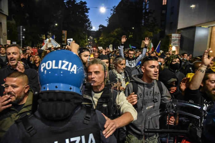 Green pass: nuovo corteo non autorizzato in centro a Milano