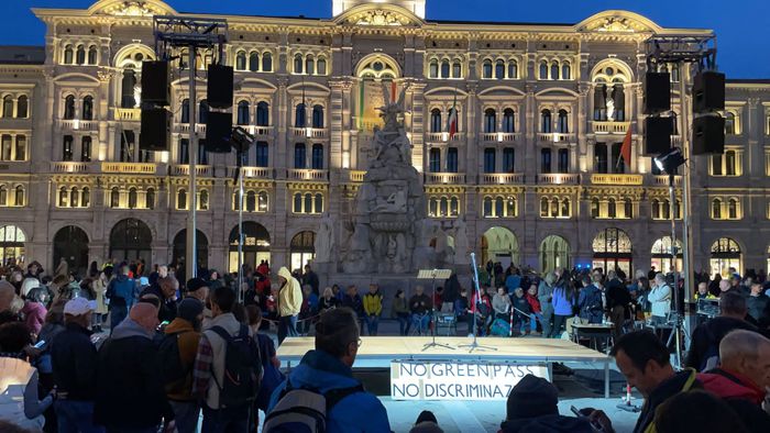 Green pass:manifestanti montano palco e luci in piazza Unità
