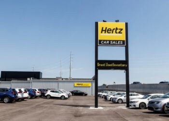 Il prezzo delle azioni Tesla sale dopo che Hertz ordina 100.000 veicoli Tesla