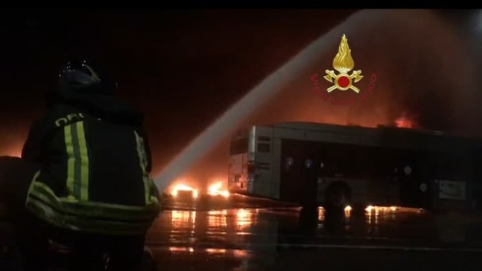 In fiamme deposito Atac a Roma, 30 bus distrutti