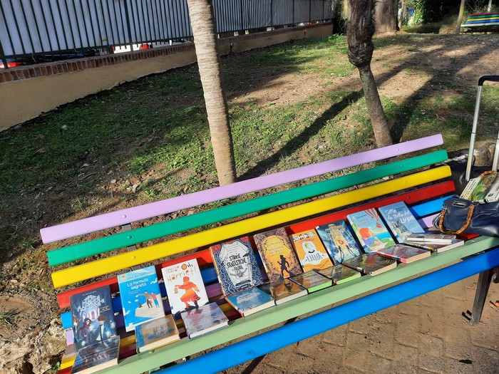 La biblioteca è chiusa per Covid, i libri vanno nei parchi