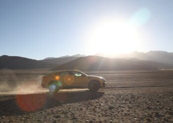 Lamborghini Urus no limits: scalate la strada e la montagna più alte al mondo