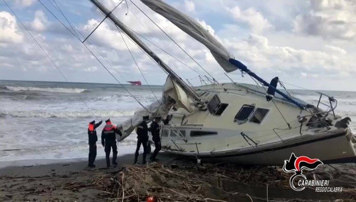 Migranti: carabinieri fermano scafisti sbarco nel Reggino