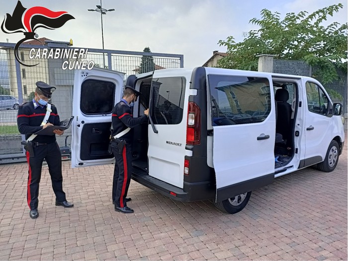 Migranti in furgone verso la Francia, arrestati tre passeur