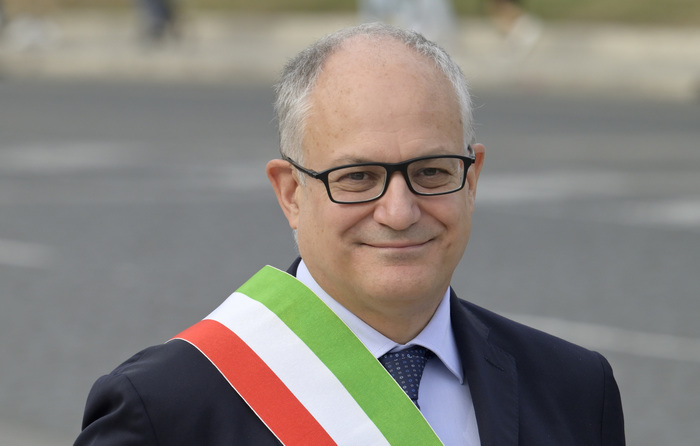 Roma: Gualtieri con fascia tricolore, corone in luoghi simbolo