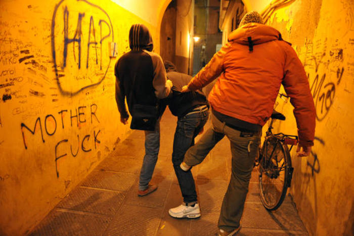 Studente 14enne minaccia di morte un coetaneo, denunciato