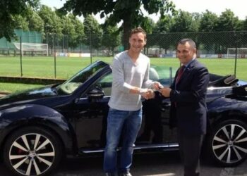 Totti sale sulla Volkswagen elettrica per un milione di euro