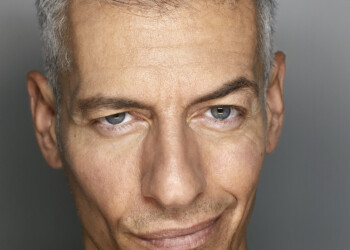 Torna nei teatri italiani Giovanni Vernia in tour con un comico dilemma shakesperiano, “VERNIA O NON VERNIA”