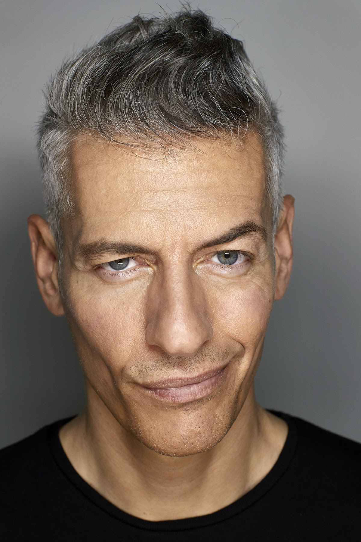 Torna nei teatri italiani Giovanni Vernia in tour con un comico dilemma shakesperiano, “VERNIA O NON VERNIA”