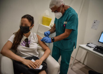 La farmacovigilanza si fa contattando il paziente a intervalli regolari, ripetendo visite ed esami