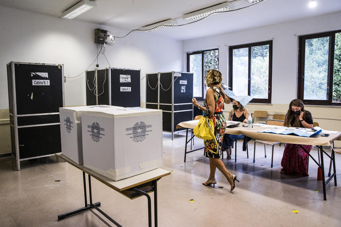 “Votate dopo”, in alcuni seggi di Roma è caos schede