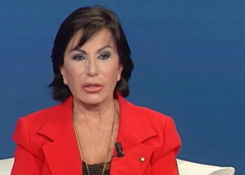 “Sto scrivendo un articolo proprio in questi termini”. Perché? “Non sappiamo ancora quasi nulla della variante Omicron