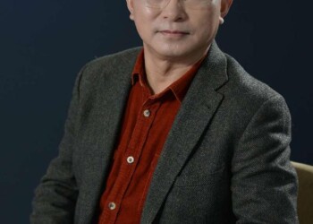 Dopo il bestseller “Rossi fiori del Tibet”, lo scrittore A Lai torna in Italia con il romanzo “Dolore e rinascita tra le nuvole”