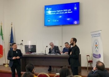 Telefono Azzurro: 68% ragazzi fornisce dati online, quasi la metà ha subìto insulti e prese in giro