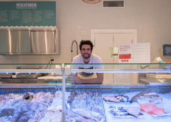 MILANO, APRE “PESCATORUM”: IL NUOVO FORMAT DI PESCHERIA CHE SEMPLIFICA IL MONDO DEL PESCE E PUNTA SULLA BIODIVERSITÀ