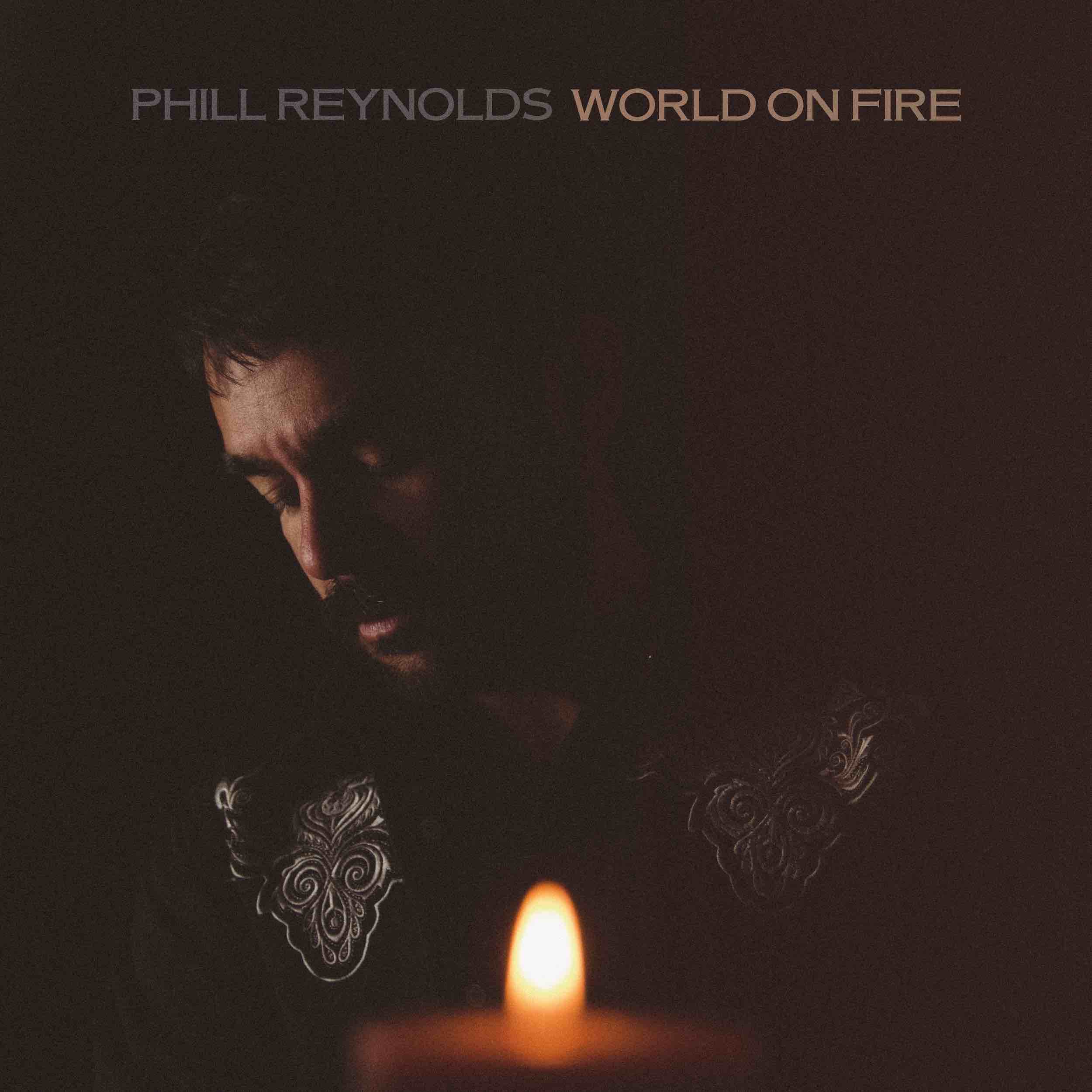 Dopo le sue intense performance a X Factor 2021, PHILL REYNOLDS PUBBLICA IL NUOVO SINGOLO “WORLD ON FIRE”