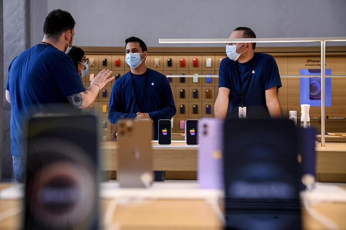 Apple, via l’obbligo delle mascherine per i clienti Usa
