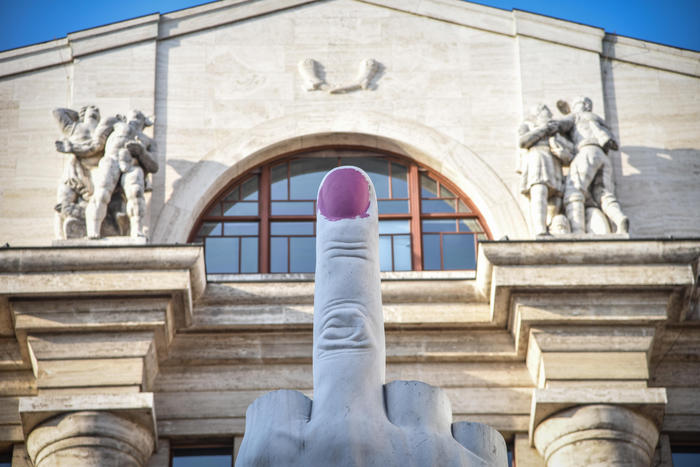 Borsa: Milano poco mossa, bene Amplifon e Cnh, giù Eni