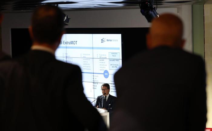 Borsa: Milano sale (+1%), bene Moncler, Saipem, Eni e Intesa