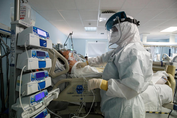 Covid: 7.698 i positivi e 74 le vittime in 24 ore