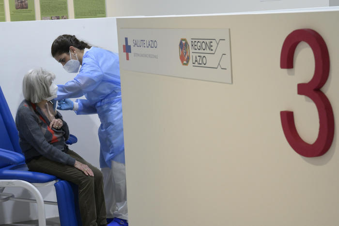 Covid, al via oggi le terze dosi del vaccino per le persone over-40