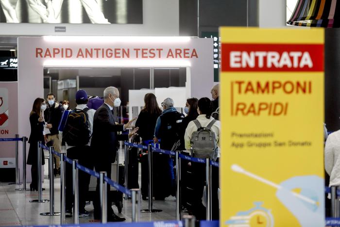 Covid: Aveva fatto 2 dosi, sta bene primo caso Omicron italiano