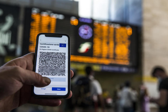 Covid, stretta sui trasporti, stop al treno se passeggero ha sintomi. Allarme contagi, nuove misure