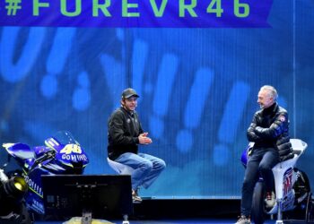 Eicma al via con Valentino Rossi che saluta i tifosi come una rockstar. Ed è bagno di folla