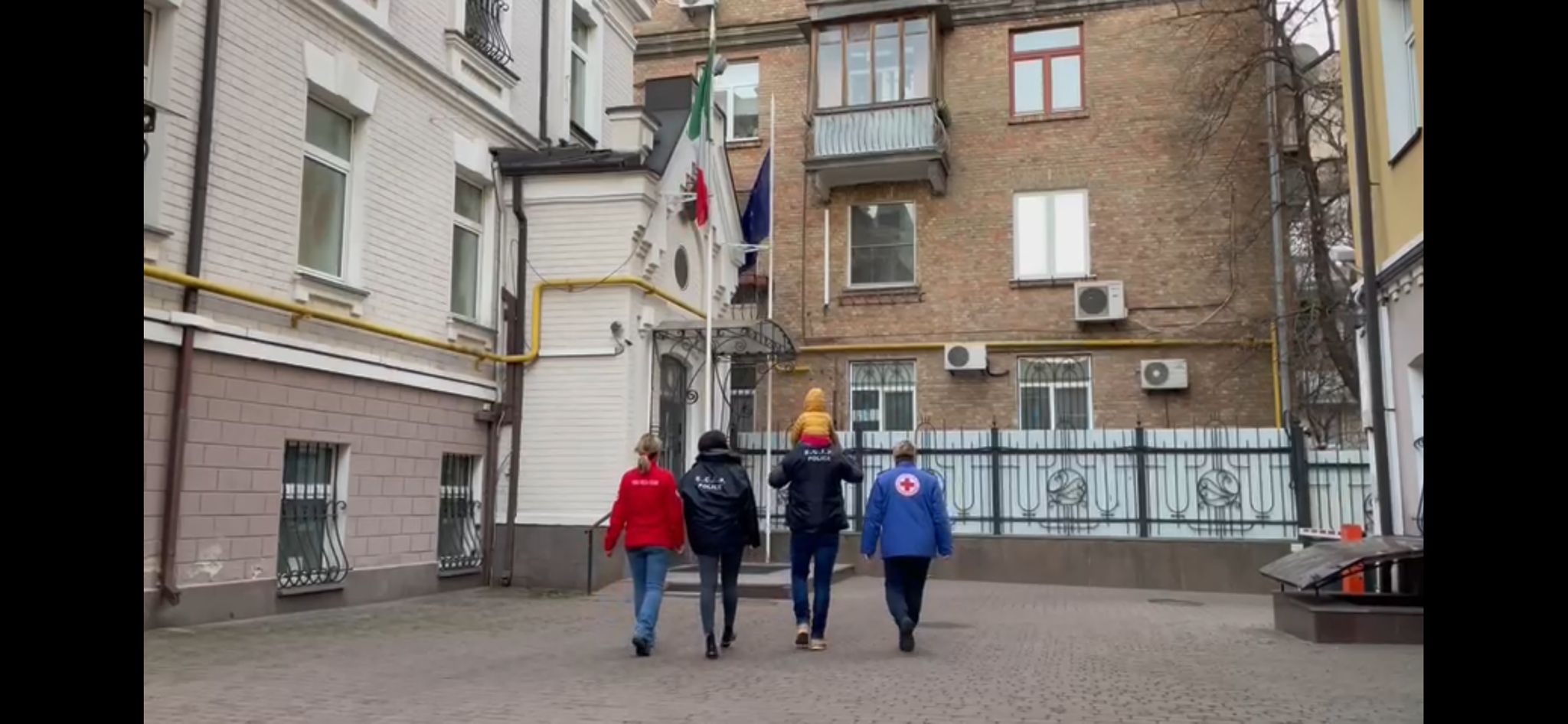 MINORI: POLIZIA DI STATO E CROCE ROSSA RIPORTANO IN ITALIA BIMBA NATA CON TECNICHE DI MATERNITA’ SURROGATA E POI ABBANDONATA IN UCRAINA