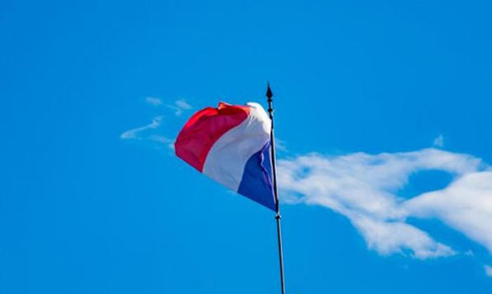 Francia: Macron ha cambiato il blu della bandiera nazionale