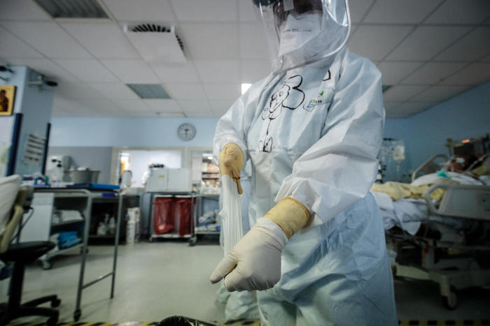 Gimbe: casi crescono da 5 settimane, sale pressione sugli ospedali. Richiami in ritardo