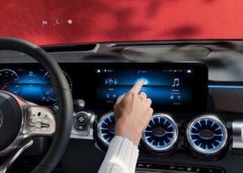 Gli italiani e l’auto: mai senza la radio