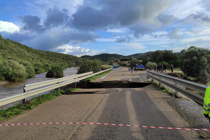 Maltempo: voragini in strada, chiuse provinciali in Sardegna
