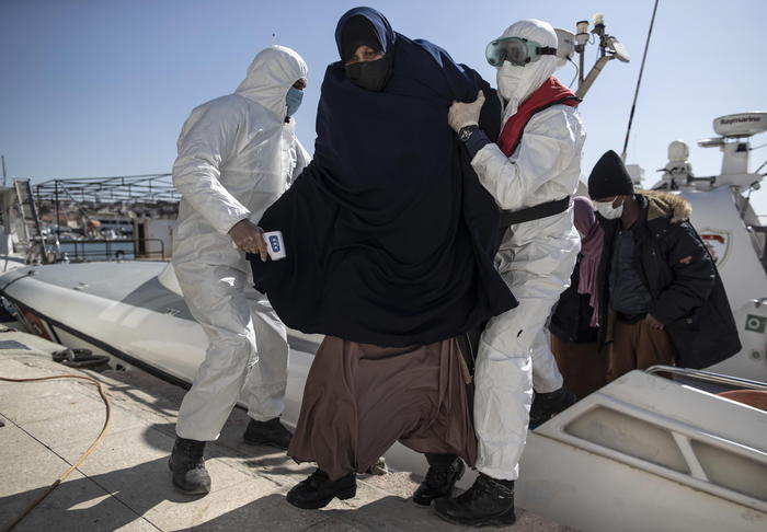 Migranti: Turchia, 65 persone soccorse nell’Egeo