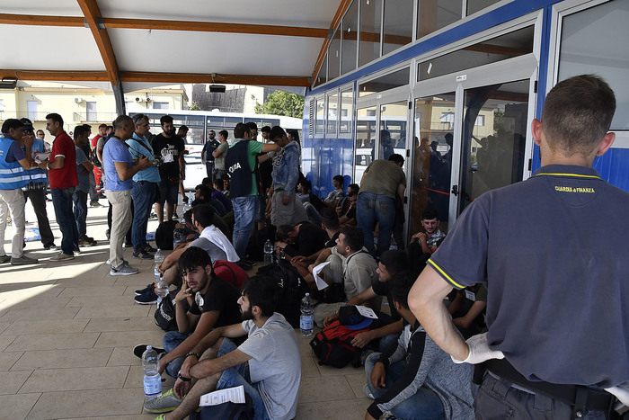 Migranti:sbarcati in 48 a Crotone,erano su barca alla deriva