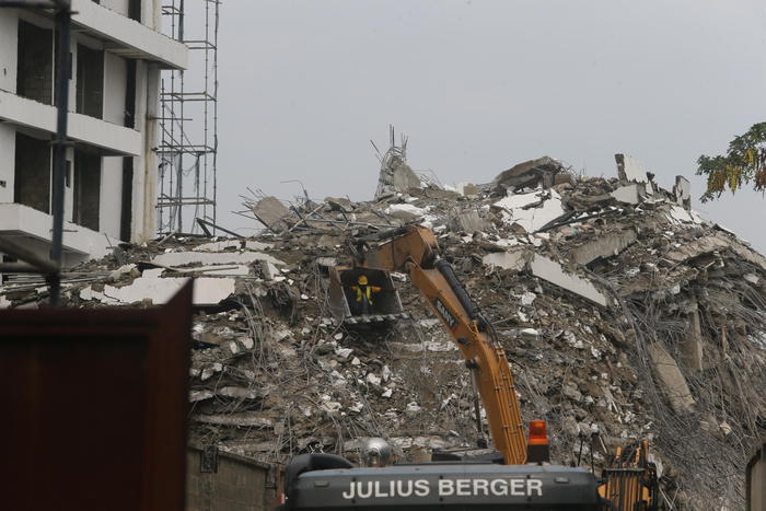 Nigeria: finora 15 morti e 9 sopravvissuti in crollo a Lagos