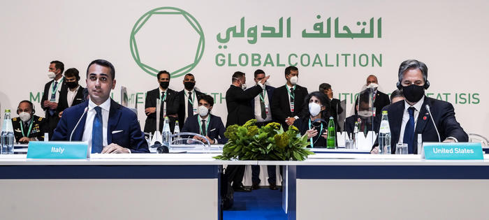 Nuove minacce dell’Isis a Di Maio, foto del ministro sulla rivista di Daesh