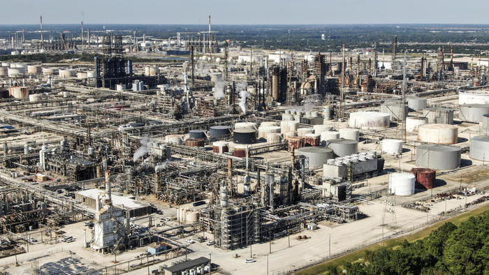 Petrolio: chiude in calo a New York a 78,39 dollari