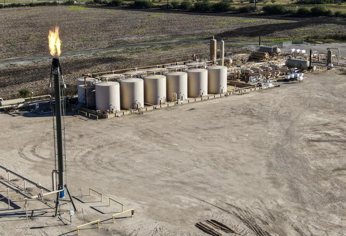 Petrolio: chiude in rialzo a New York a 76,75 dollari