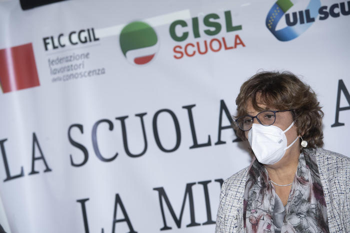 Scuola: sindacati, con nuova circolare allarme e problemi