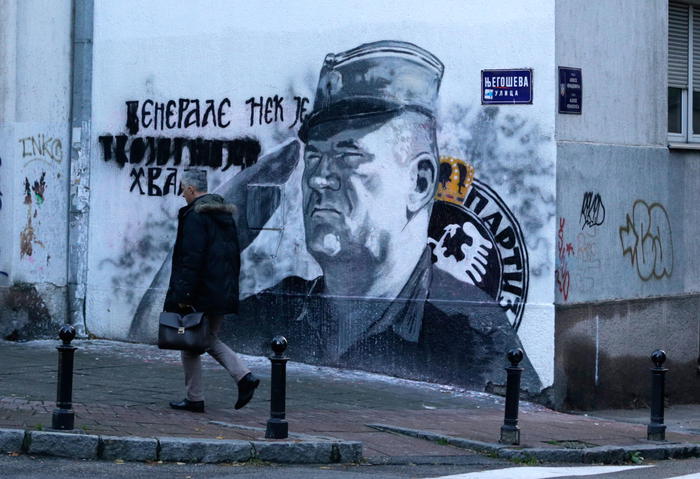 Serbia: a Belgrado raduni pro e contro murale di Mladic