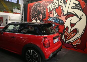 Street artist per festeggiare i 20 anni della Mini in Italia