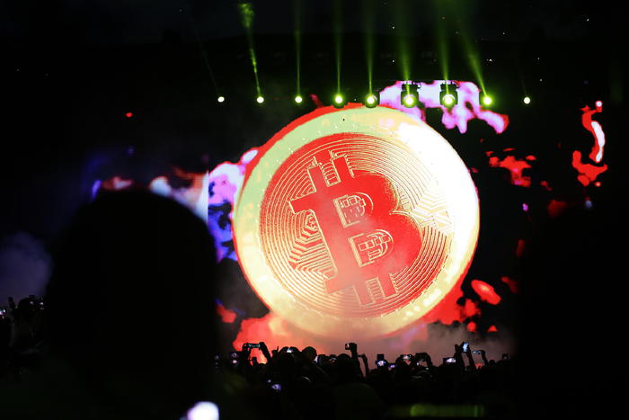 Tonfo del Bitcoin, -20% da record 10 novembre