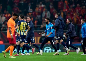 Tragedia durante Galatasaray-Fenerbahce: tifoso muore d’infarto