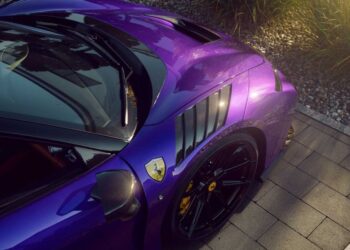 Un’altra Ferrari ‘famolo strano’ color viola